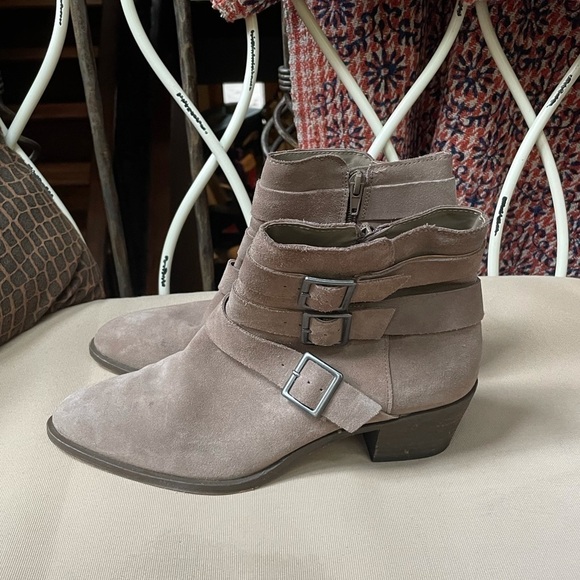 Sole Society Nelmaeye Suede Bootie Taupe Size 8.5 - Picture 3 of 10